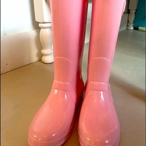 Adorable barely used rain boots in pink! Size 3 kids.